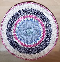 Вязанный коврик из двух половинок