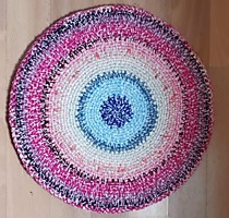 Вязанный коврик из двух половинок