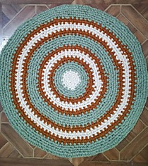 Коврик круглый вязаный из двух половинок